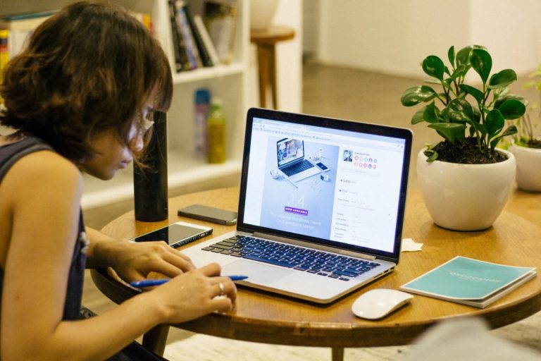 How to Choose the Right LMS: A Comprehensive Guide for Businesses